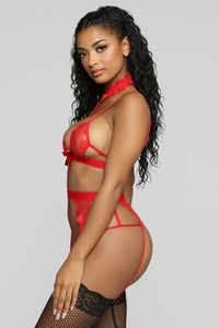 Ensemble de lingerie en dentelle avec ras-de-cou et porte-jarretelles