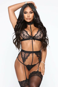 Ensemble de lingerie en dentelle avec ras-de-cou et porte-jarretelles