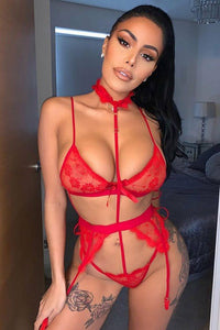 Ensemble de lingerie en dentelle avec ras-de-cou et porte-jarretelles